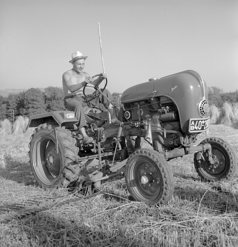 Heuernte mit Traktor, 1956