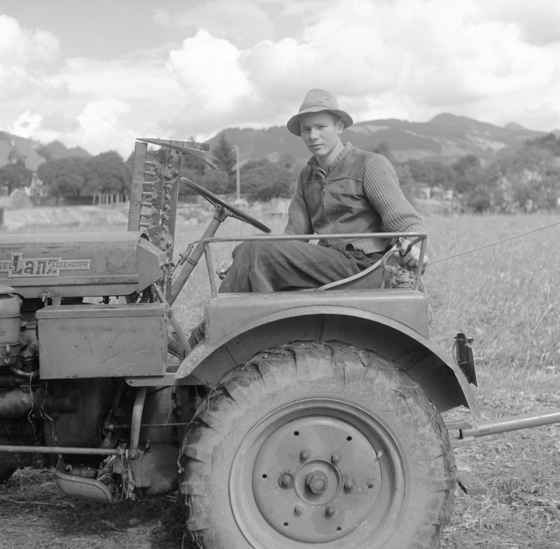 Traktor mit jungem Bauern, 1956