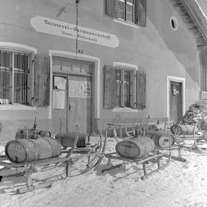 Sennküche mit Molkefässle im Winter, 1939