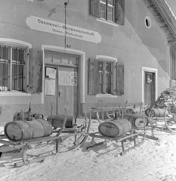 Sennküche mit Molkefässle im Winter, 1939