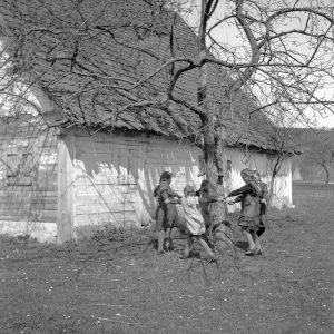Ringelreihen vor dem Bauernhaus, 1933