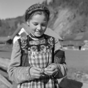 Mädchen in Tracht, 1941