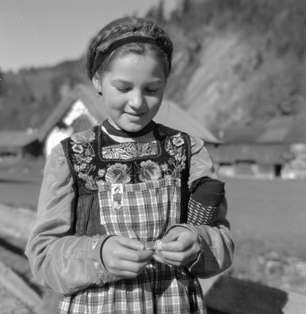 Mädchen in Tracht, 1941