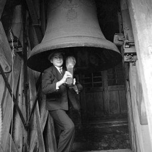 Junge mit Glocke, 1937