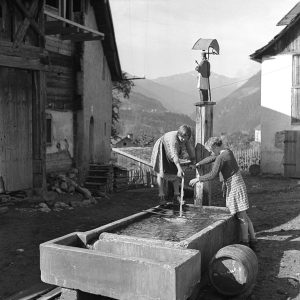 Spielende Kinder am Brunnen, 1939