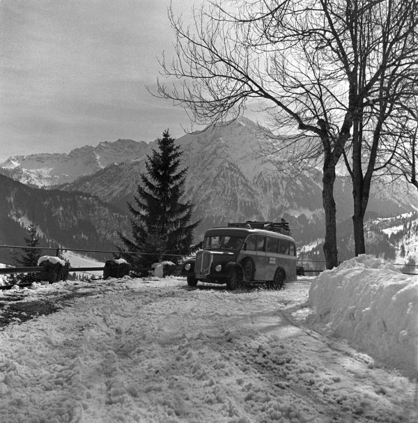 Postbus auf der Jochstraße, 1940