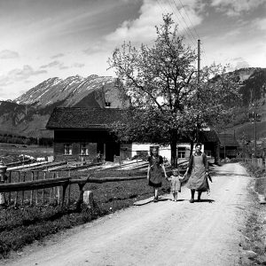 Mutter mit Kindern im Bregenzerwald