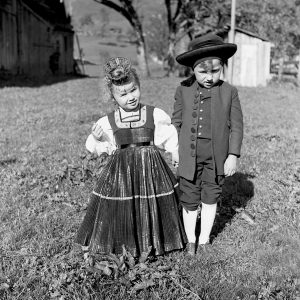 Trachtenpärchen aus dem Bregenzerwald, 1941