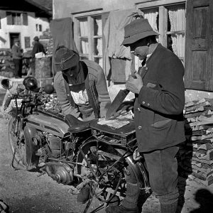 Zwei Mächler mit ihren Motorrädern, 1932