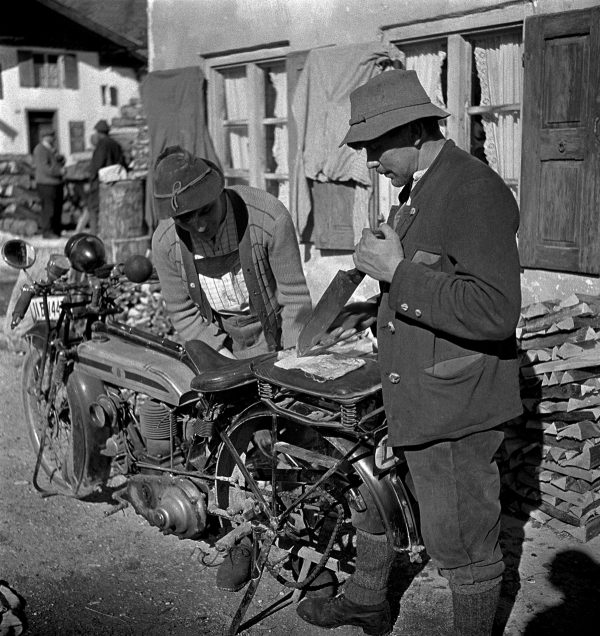 Zwei Mächler mit ihren Motorrädern, 1932