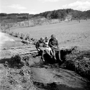 Freizeit am Bach, 1933