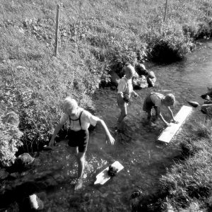 Spielende Buben im Bachbett, 1949