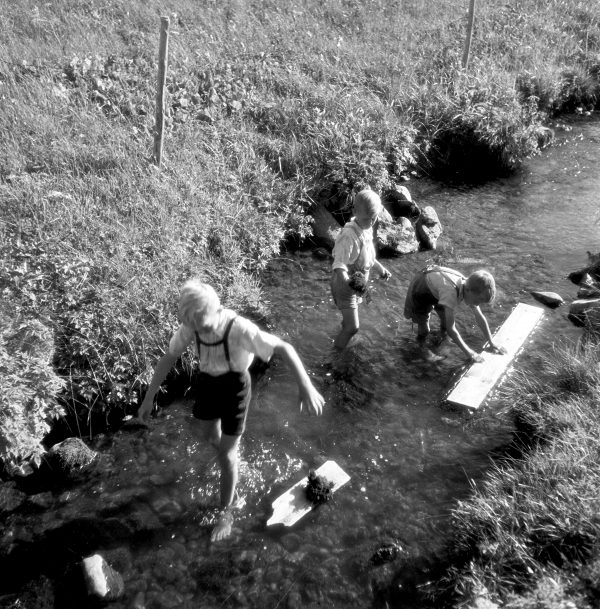 Spielende Buben im Bachbett, 1949
