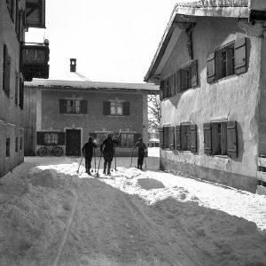 Skifahren auf der Straße, 1934