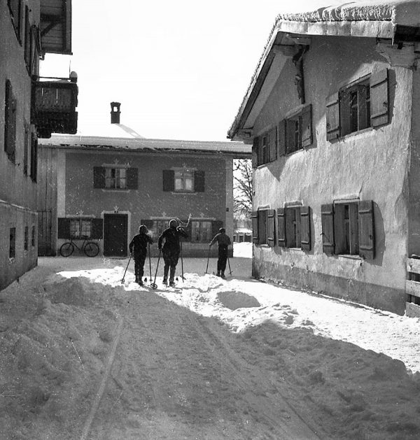 Skifahren auf der Straße, 1934