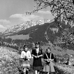 Die drei Blumenkinder in Vorderhindelang, 1949