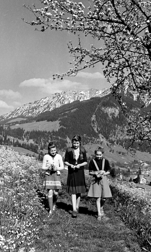 Die drei Blumenkinder in Vorderhindelang, 1949