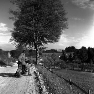 Motorradfahrer unterm Baum, 1932
